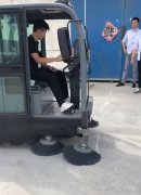 揚(yáng)子全封閉掃地車，客戶上門試機(jī)中！