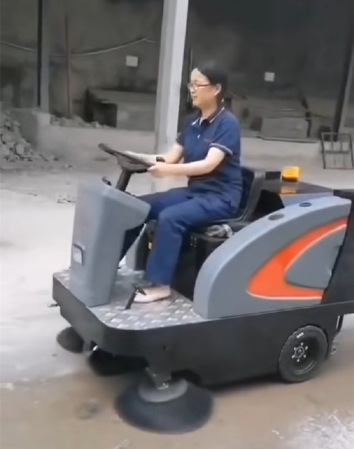 揚子駕駛式掃地車